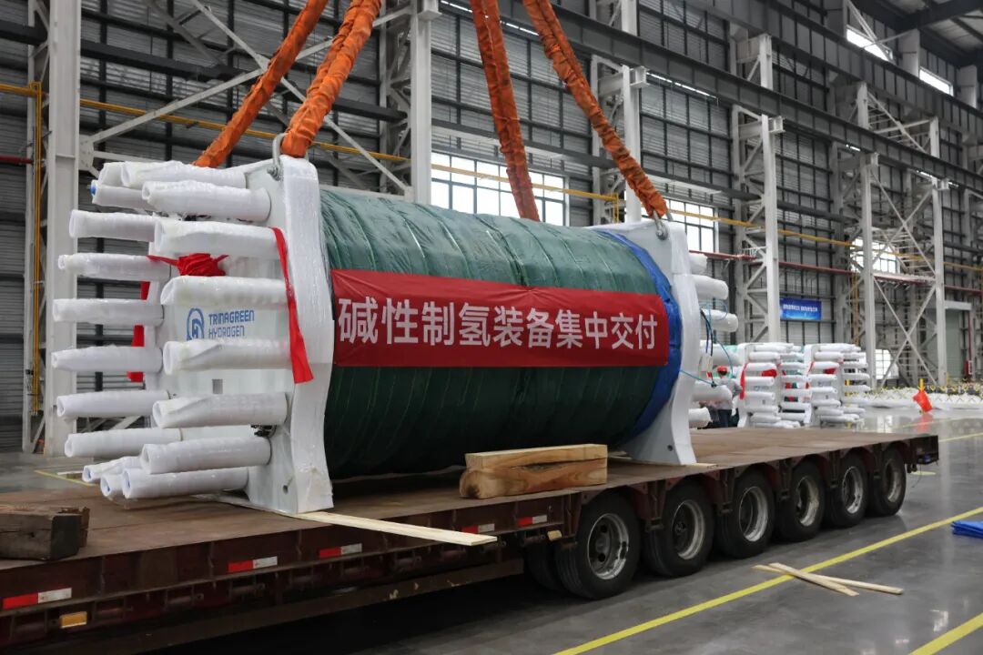 Concentrated delivery! Multiple sets of Trina Green Hydrogen's thousand-cubic-meter alkali tanks have been successfully shipped!